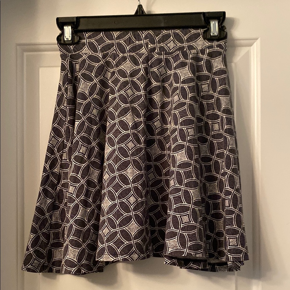Stylish Geometric Patterned Skirt - Black and White